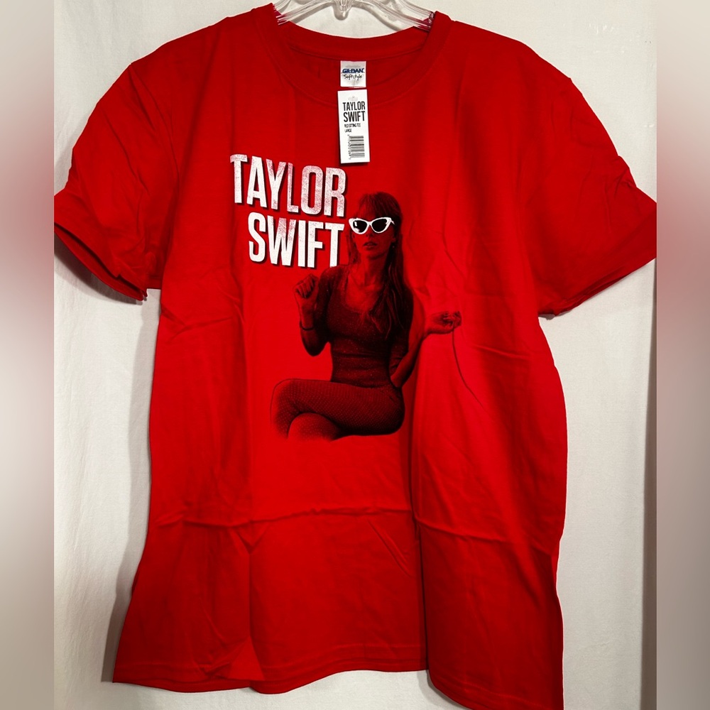 NWT ADULT LARGE Taylor Swift Red Sunglasses Sitting Short Sleeve T-Shirt Gildan